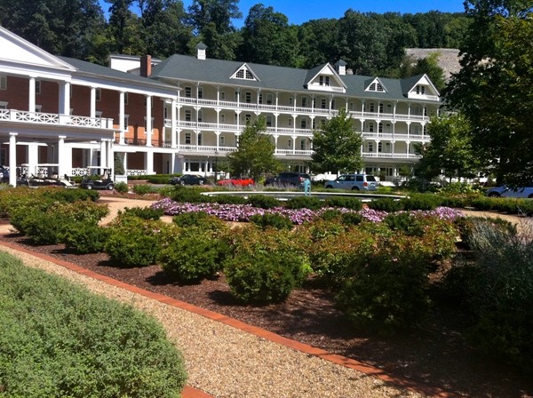 6. Omni Bedford Springs Resort, Pennsylvania (Mỹ) Đây là khu nghỉ dưỡng với đầy đủ tiện nghi, gồm 216 phòng nghỉ và một sân golf. Khu nghỉ dưỡng này cũng có dịch vụ Spa với những nguyên liệu sẵn có của địa phương như quả óc chó, cây kim ngân hoa kết hợp phương pháp chữa bệnh bằng nước khoáng từ thiên nhiên.